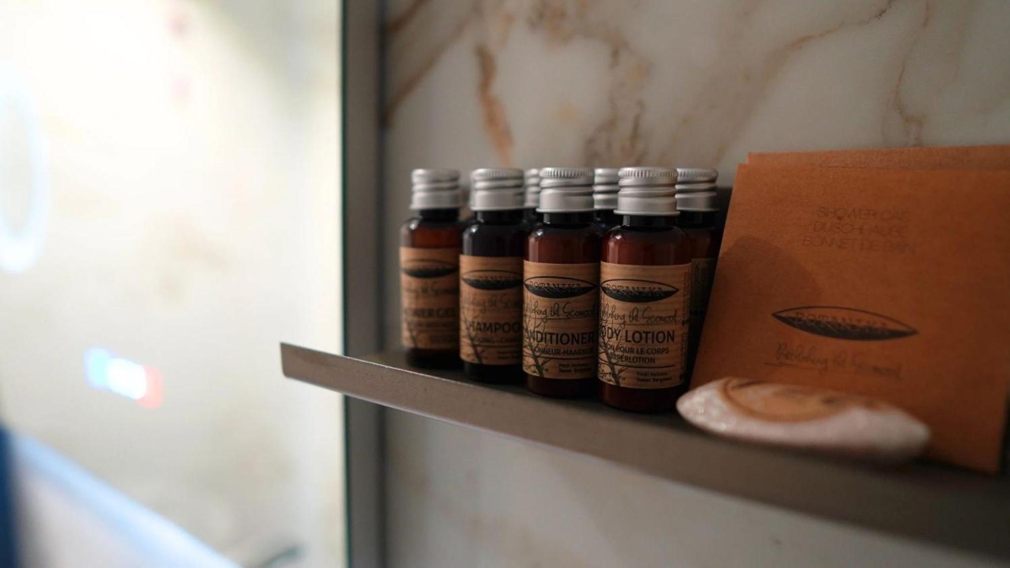 Aniroc Signature Hotel Арад Екстериор снимка A selection of toiletries