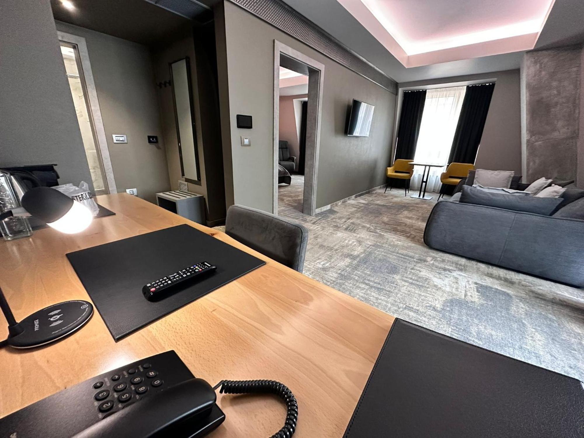 Aniroc Signature Hotel Арад Екстериор снимка Suite