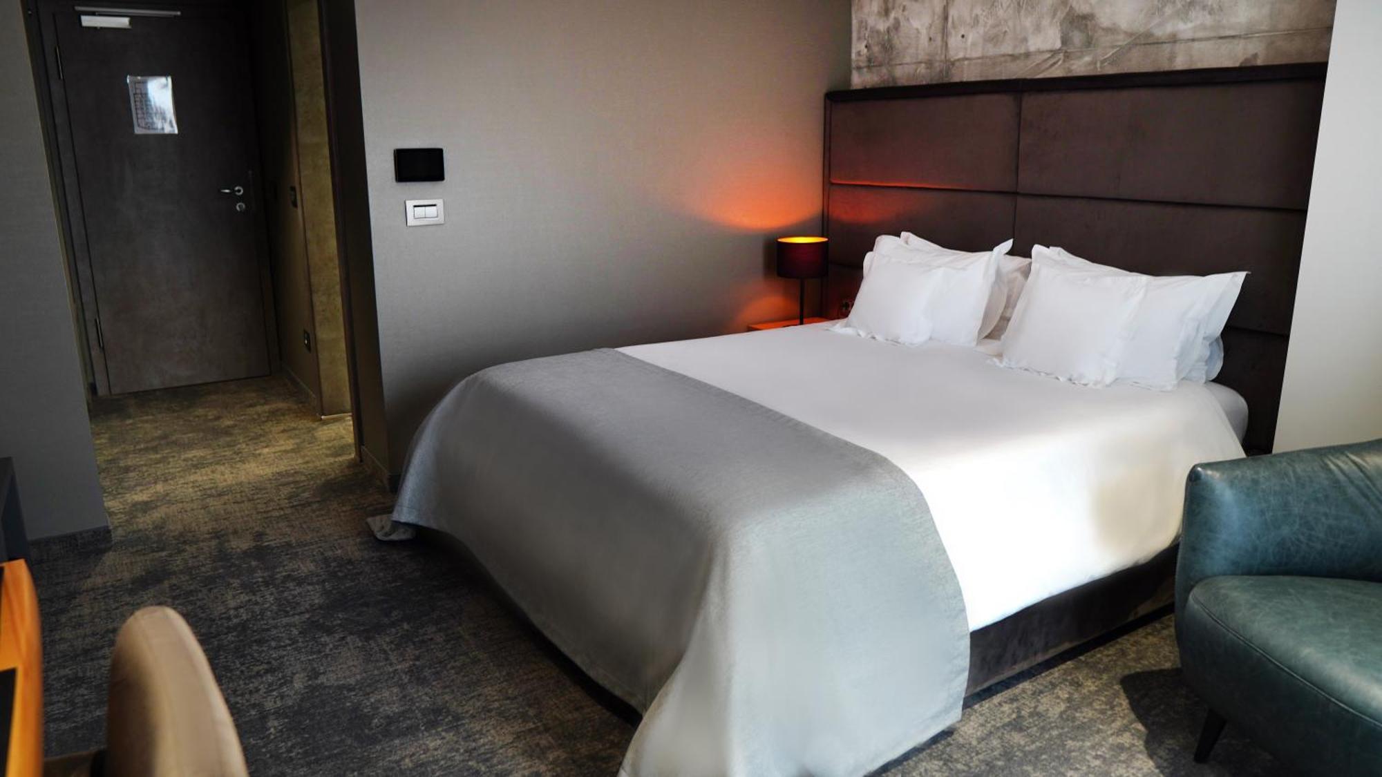 Aniroc Signature Hotel Арад Екстериор снимка A room at the hotel
