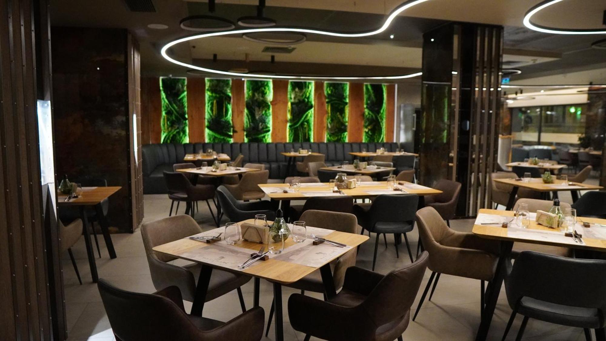Aniroc Signature Hotel Арад Екстериор снимка The interior of the restaurant