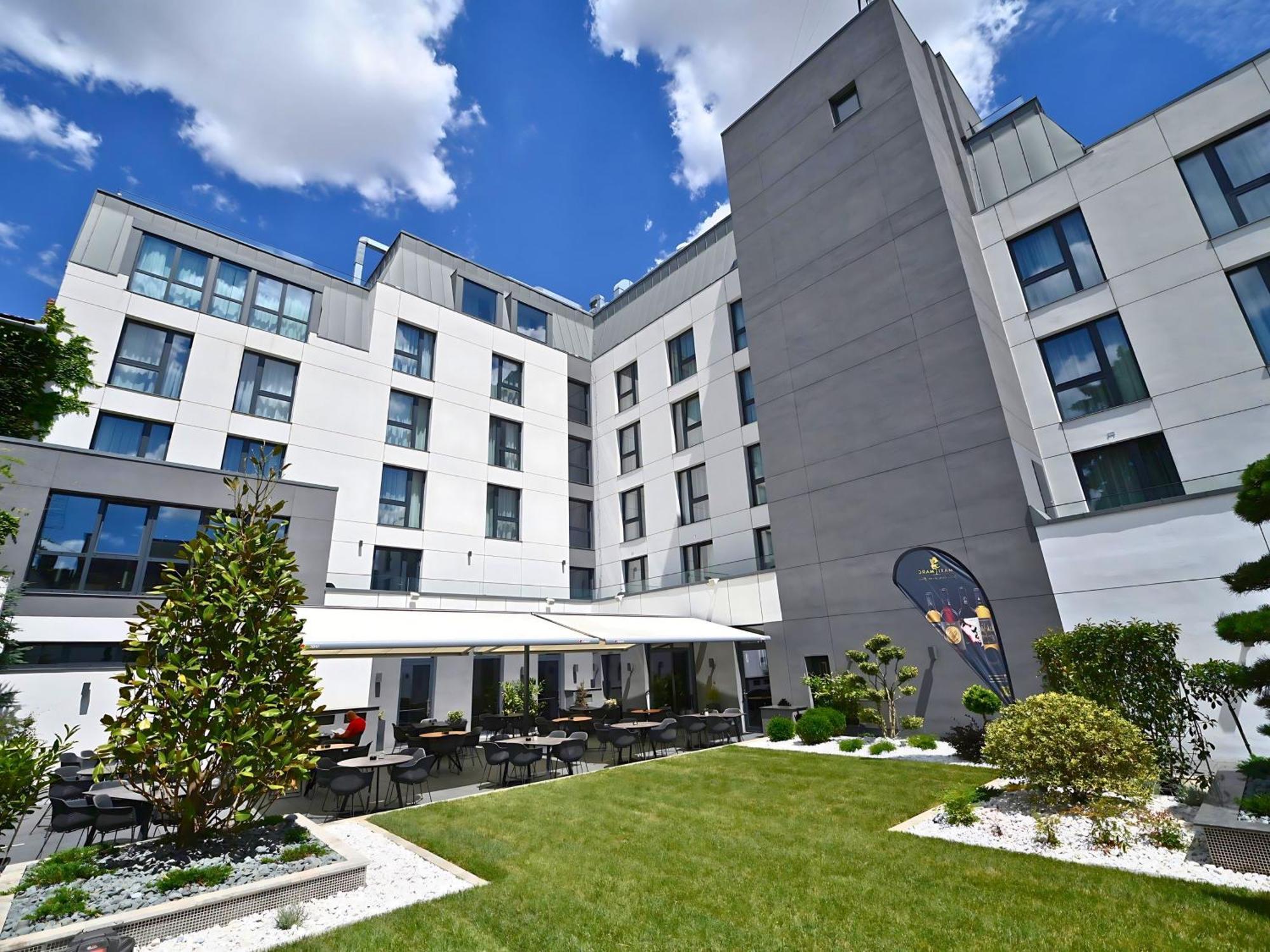 Aniroc Signature Hotel Арад Екстериор снимка The courtyard of the new building