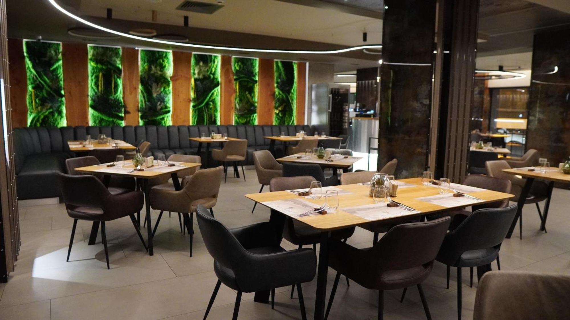 Aniroc Signature Hotel Арад Екстериор снимка The interior of the restaurant