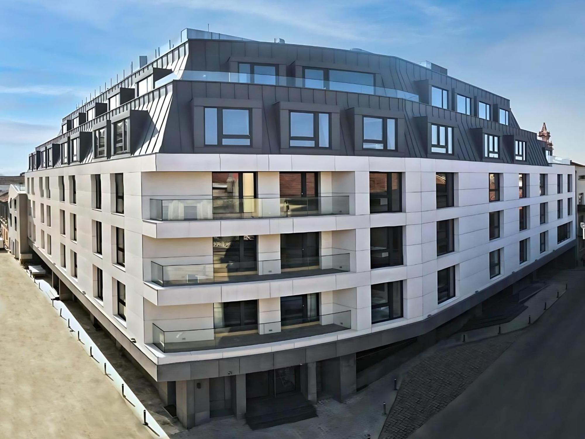 Aniroc Signature Hotel Арад Екстериор снимка Residential building in Munich