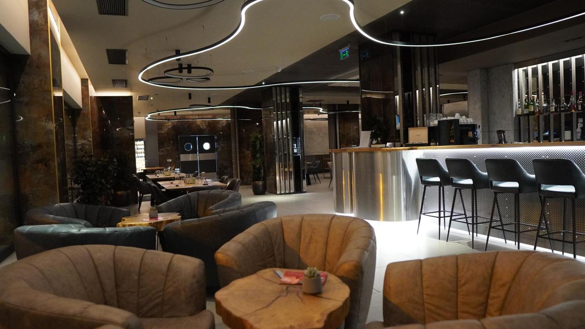Aniroc Signature Hotel Арад Екстериор снимка The lounge at the airport