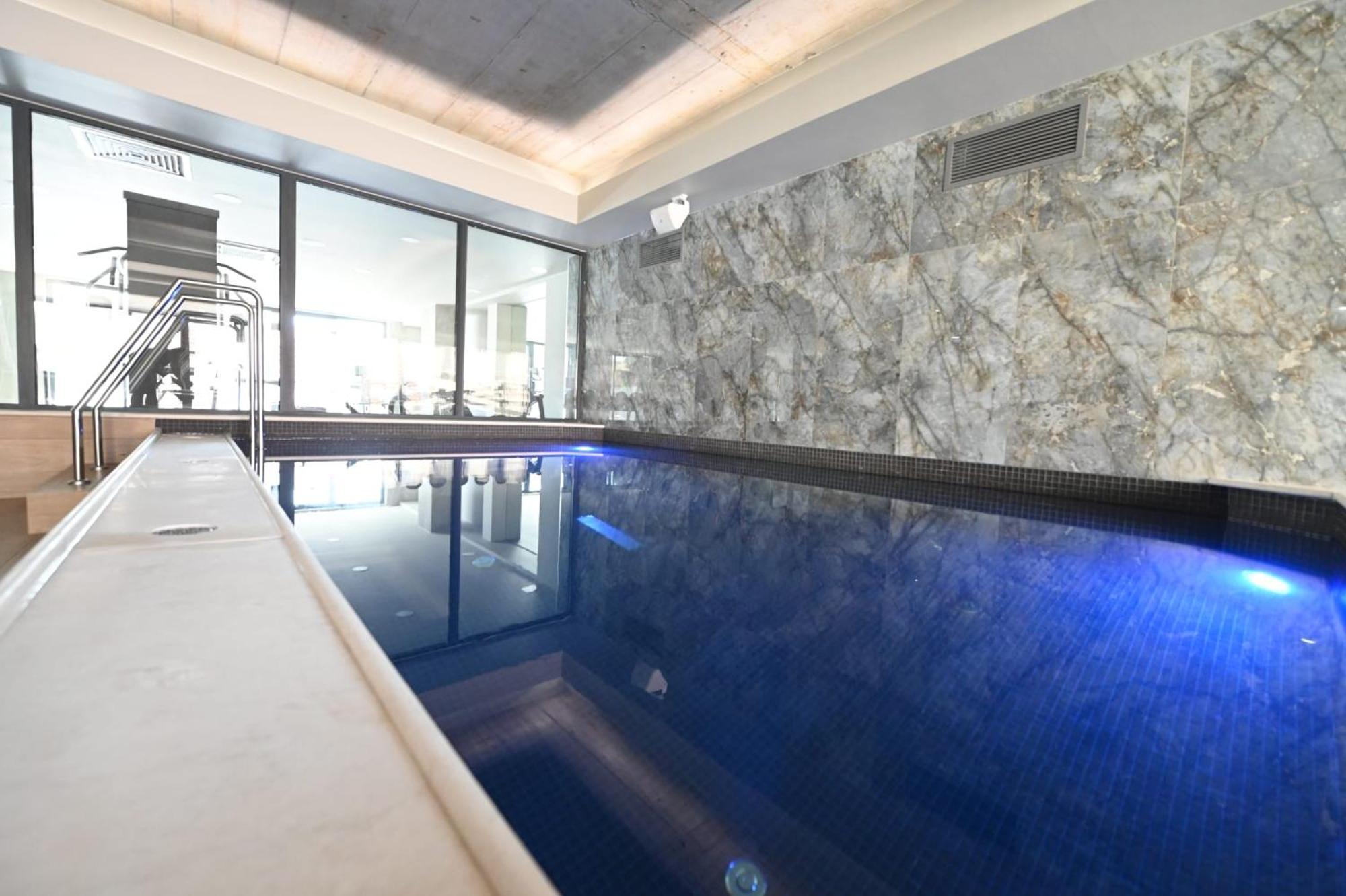 Aniroc Signature Hotel Арад Екстериор снимка A pool with a glass wall