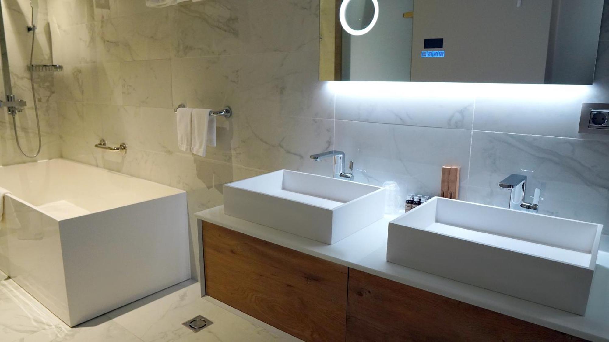 Aniroc Signature Hotel Арад Екстериор снимка Bathroom with LED lighting