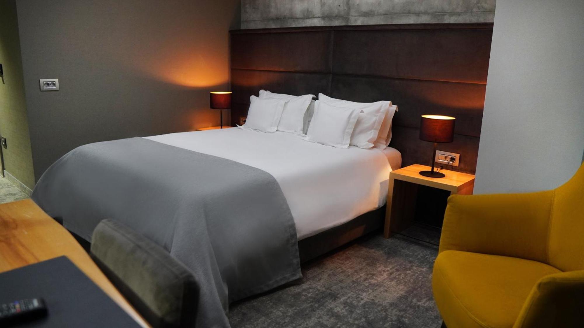 Aniroc Signature Hotel Арад Екстериор снимка A bedroom at the hotel