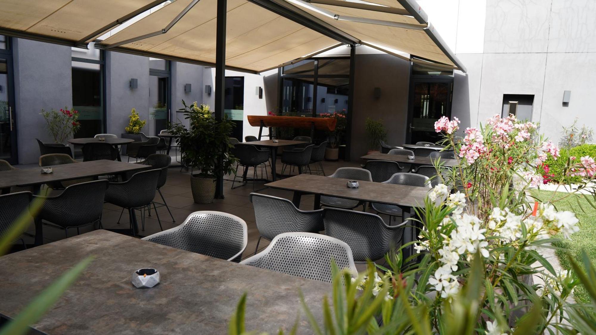 Aniroc Signature Hotel Арад Екстериор снимка The patio at the restaurant