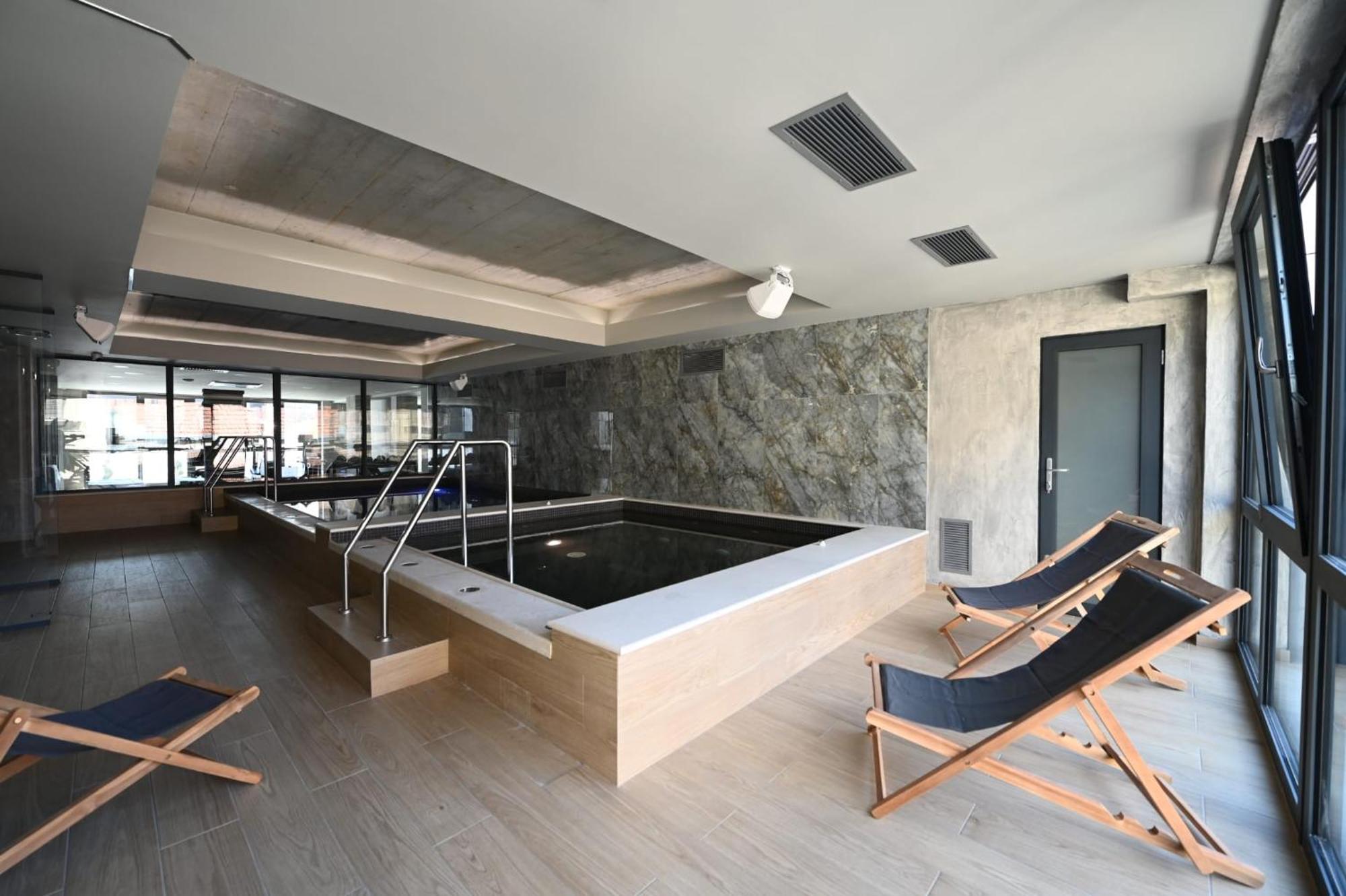 Aniroc Signature Hotel Арад Екстериор снимка A private spa in a hotel