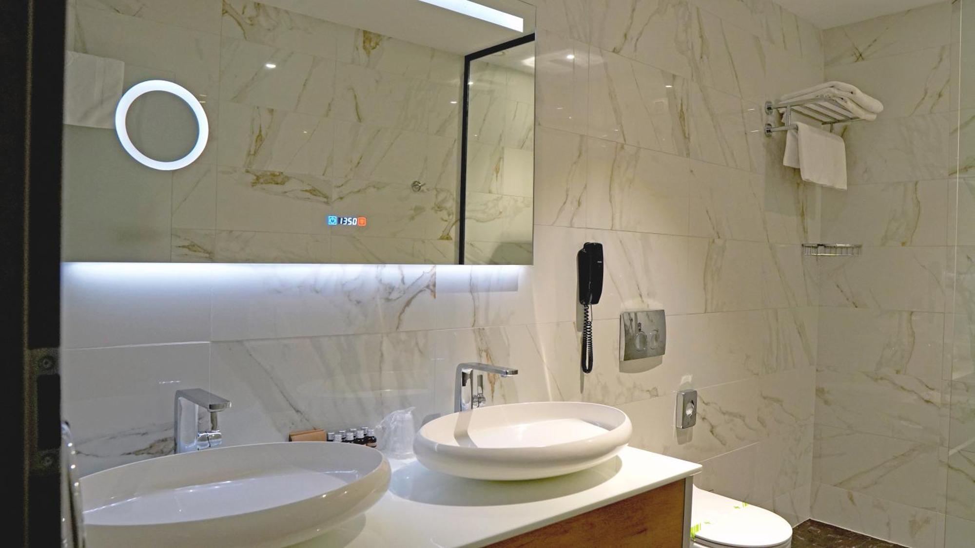 Aniroc Signature Hotel Арад Екстериор снимка Bathroom