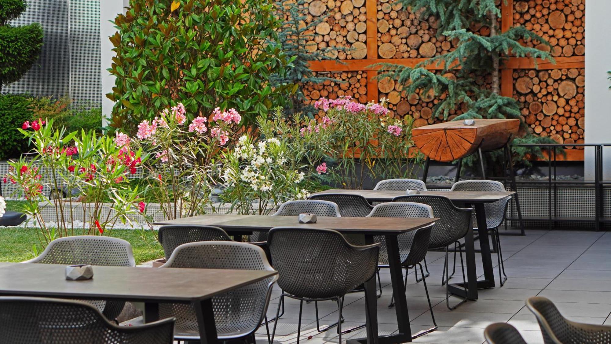 Aniroc Signature Hotel Арад Екстериор снимка The outdoor terrace