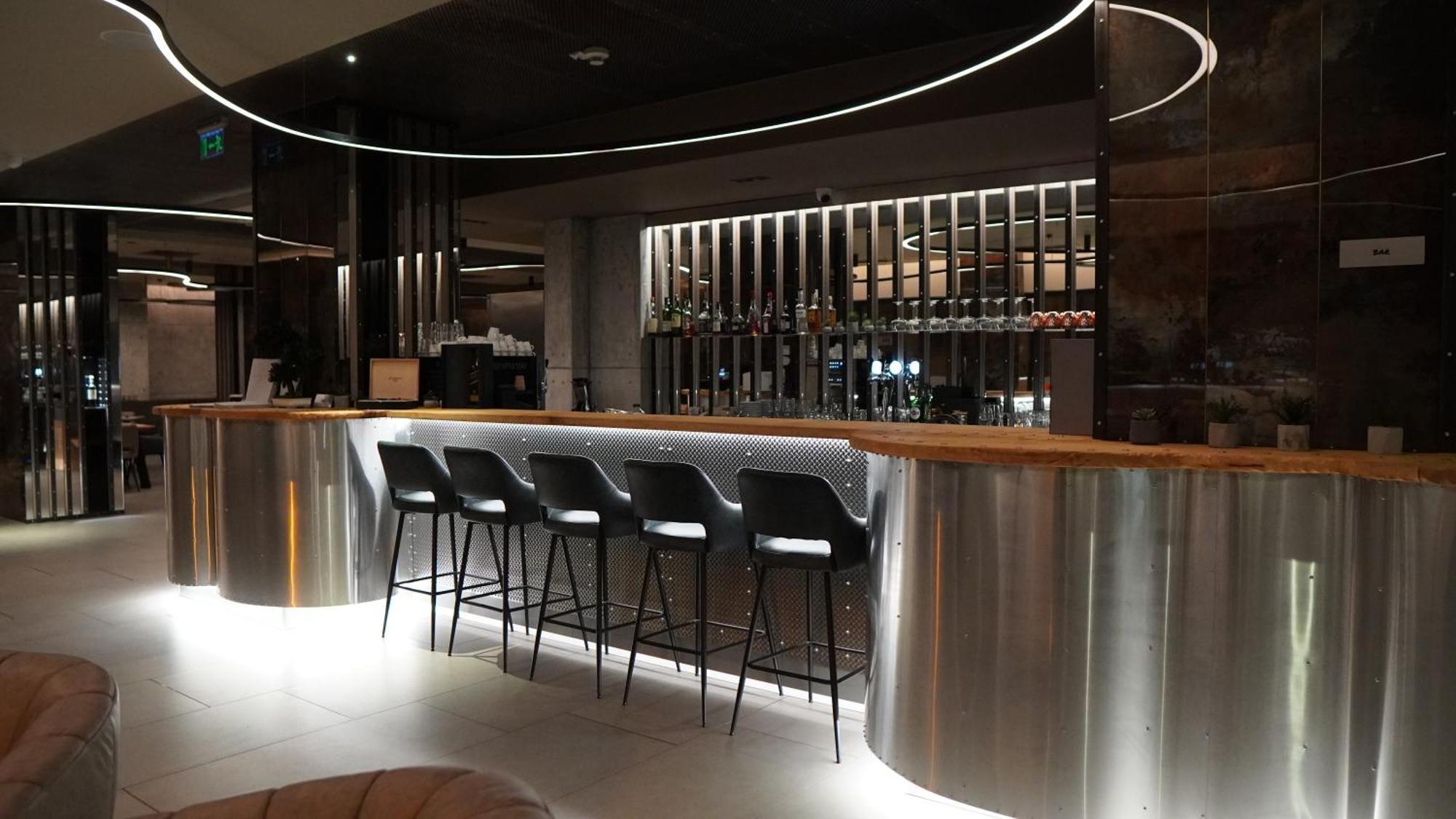 Aniroc Signature Hotel Арад Екстериор снимка The bar at the new terminal