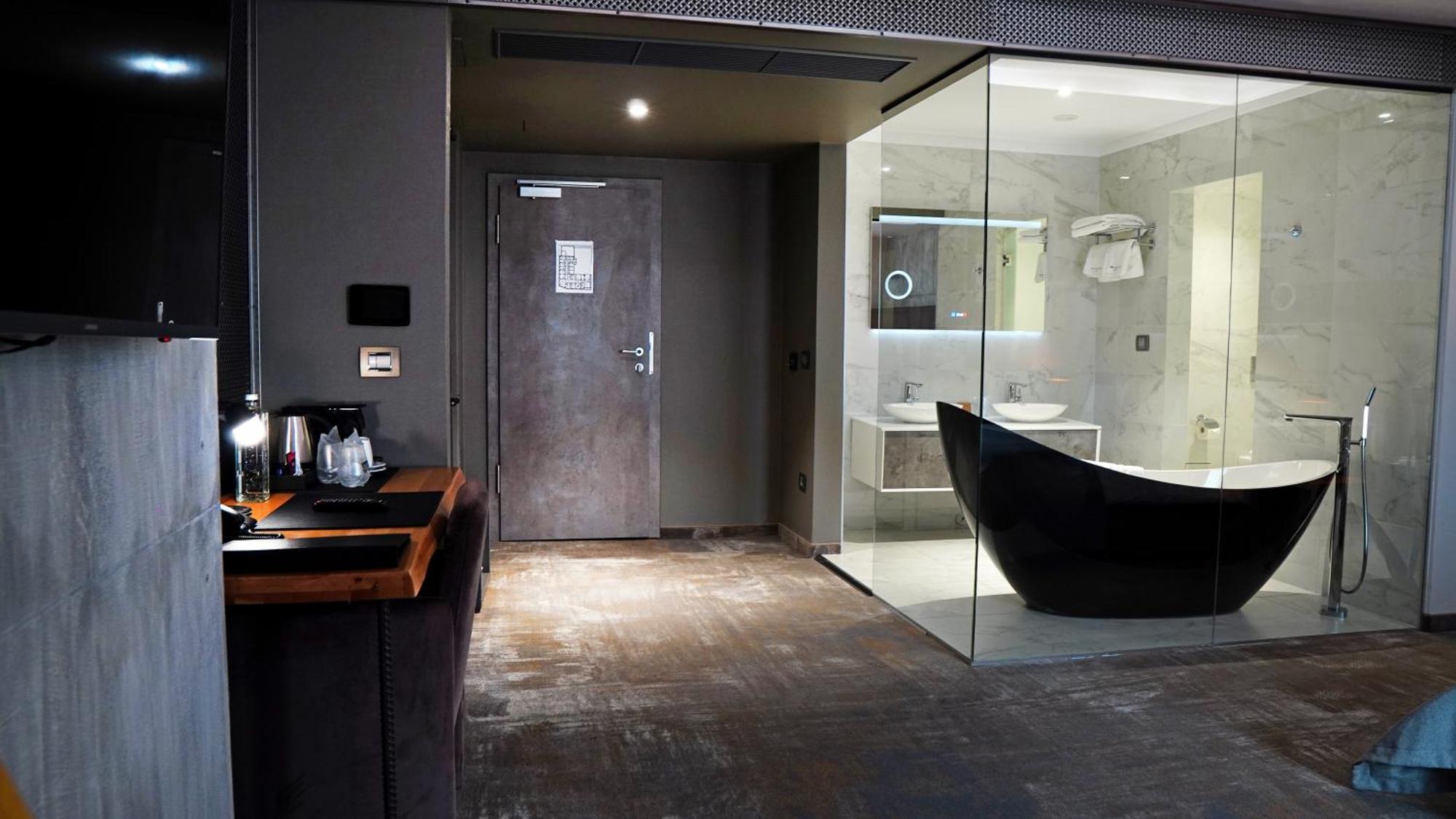 Aniroc Signature Hotel Арад Екстериор снимка A bathroom at the hotel