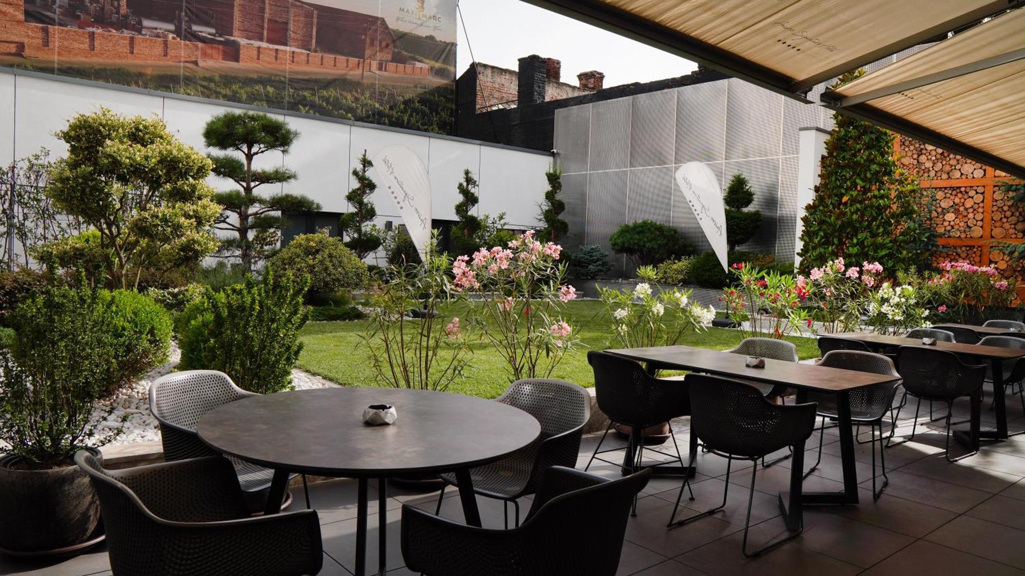 Aniroc Signature Hotel Арад Екстериор снимка The garden