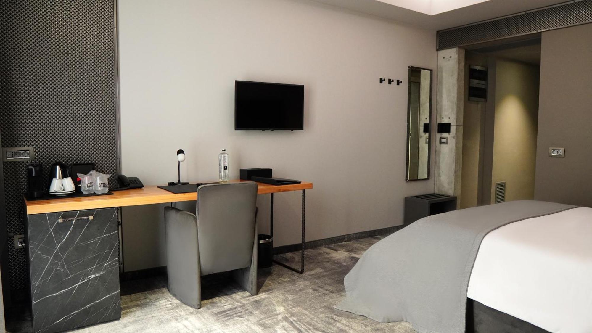Aniroc Signature Hotel Арад Екстериор снимка A room at the hotel