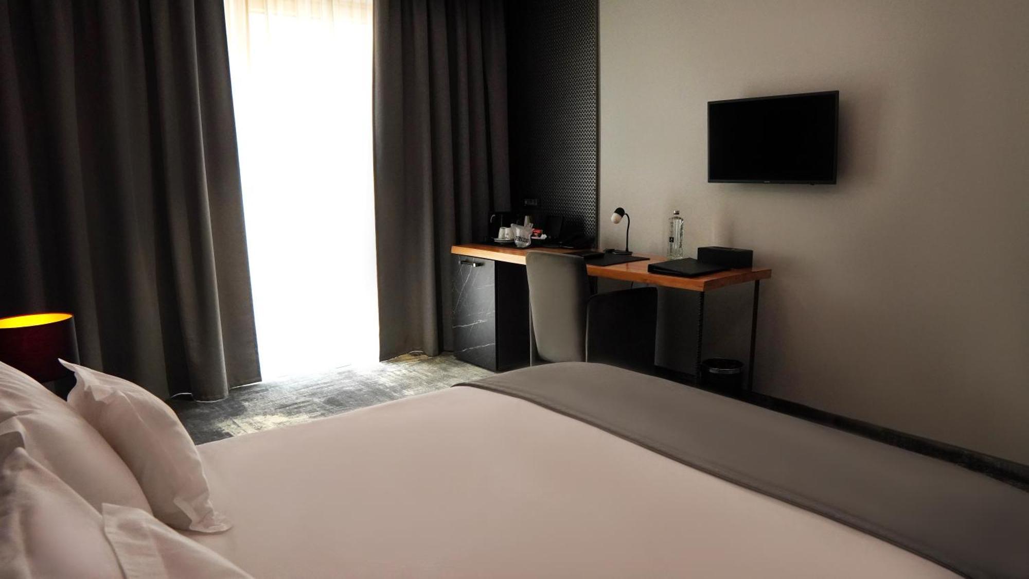 Aniroc Signature Hotel Арад Екстериор снимка A room at the hotel