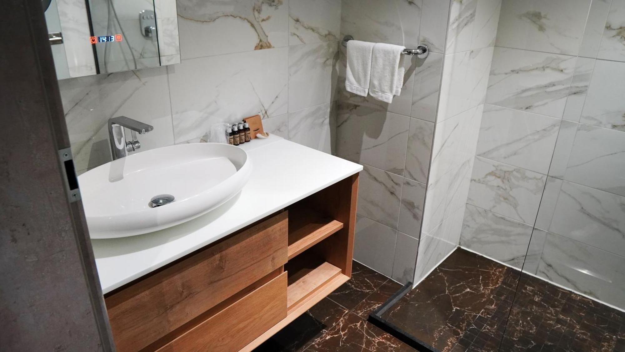 Aniroc Signature Hotel Арад Екстериор снимка Bathroom