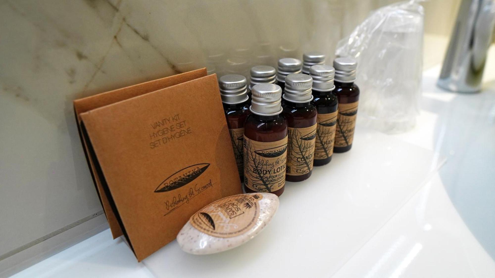 Aniroc Signature Hotel Арад Екстериор снимка A selection of hotel amenities