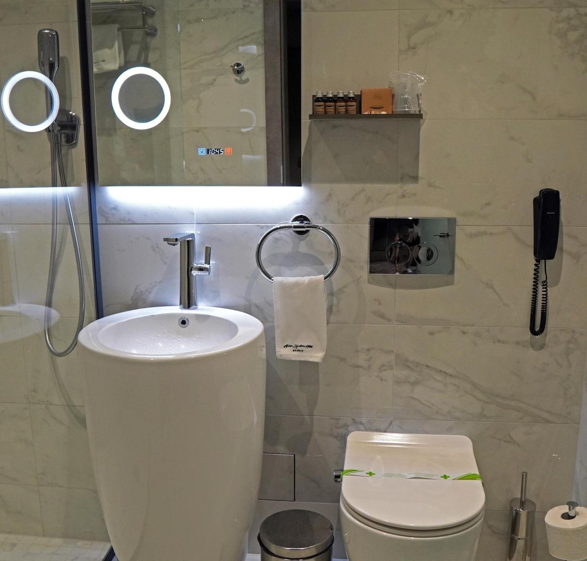 Aniroc Signature Hotel Арад Екстериор снимка Bathroom in a hotel