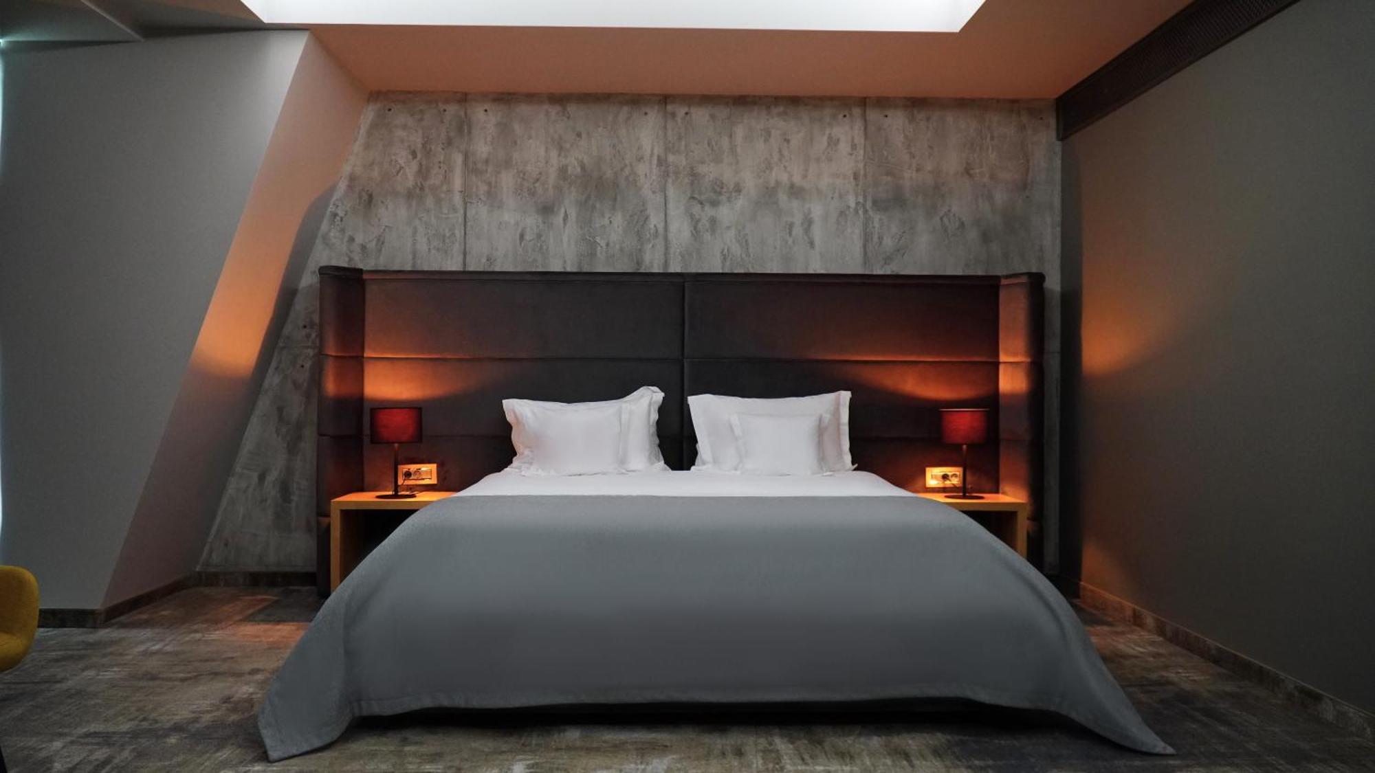 Aniroc Signature Hotel Арад Екстериор снимка A bed with a duvet