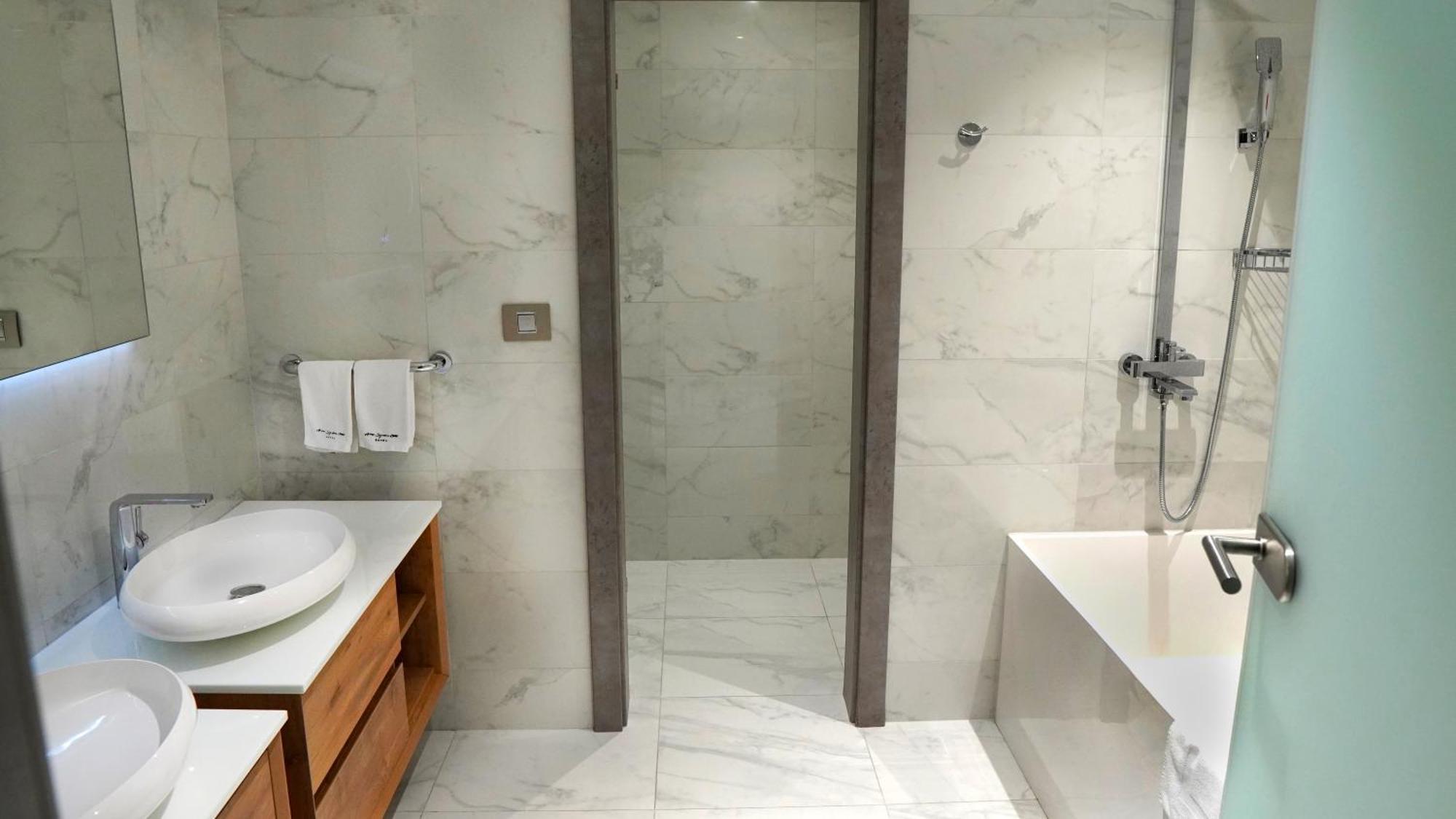 Aniroc Signature Hotel Арад Екстериор снимка A shower door